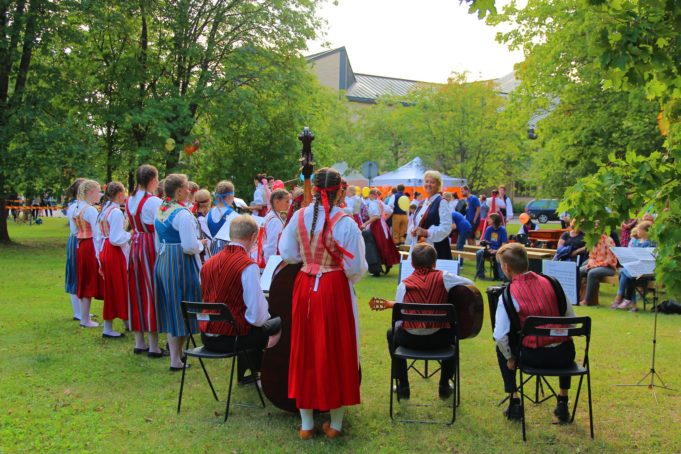 Ihmisiä juhlimassa kesällä Kouvolatalon puistossa.